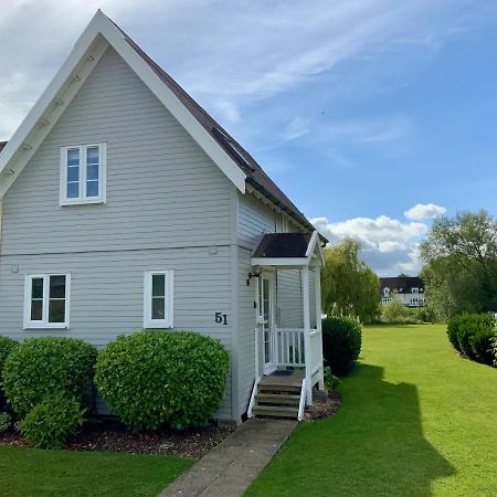 סירנססטר 'That One' Our Cotswold Lakeside Lodge מראה חיצוני תמונה