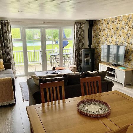 סירנססטר 'That One' Our Cotswold Lakeside Lodge מראה חיצוני תמונה