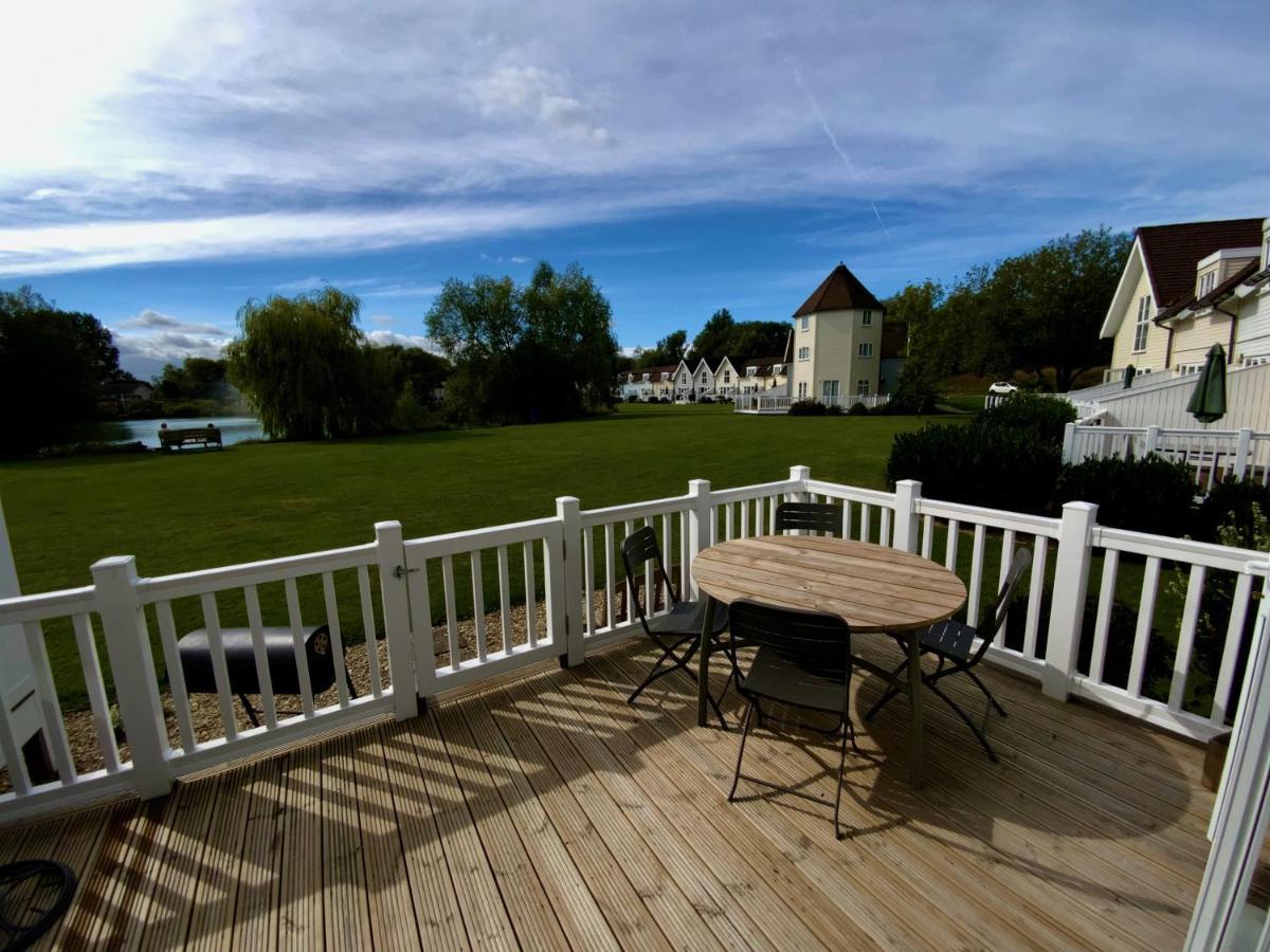 סירנססטר 'That One' Our Cotswold Lakeside Lodge מראה חיצוני תמונה