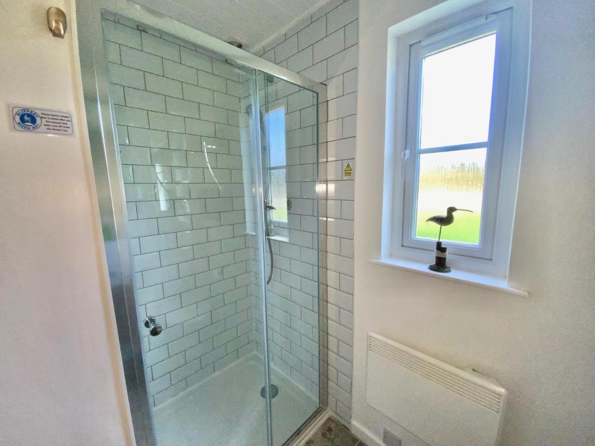 סירנססטר 'That One' Our Cotswold Lakeside Lodge מראה חיצוני תמונה