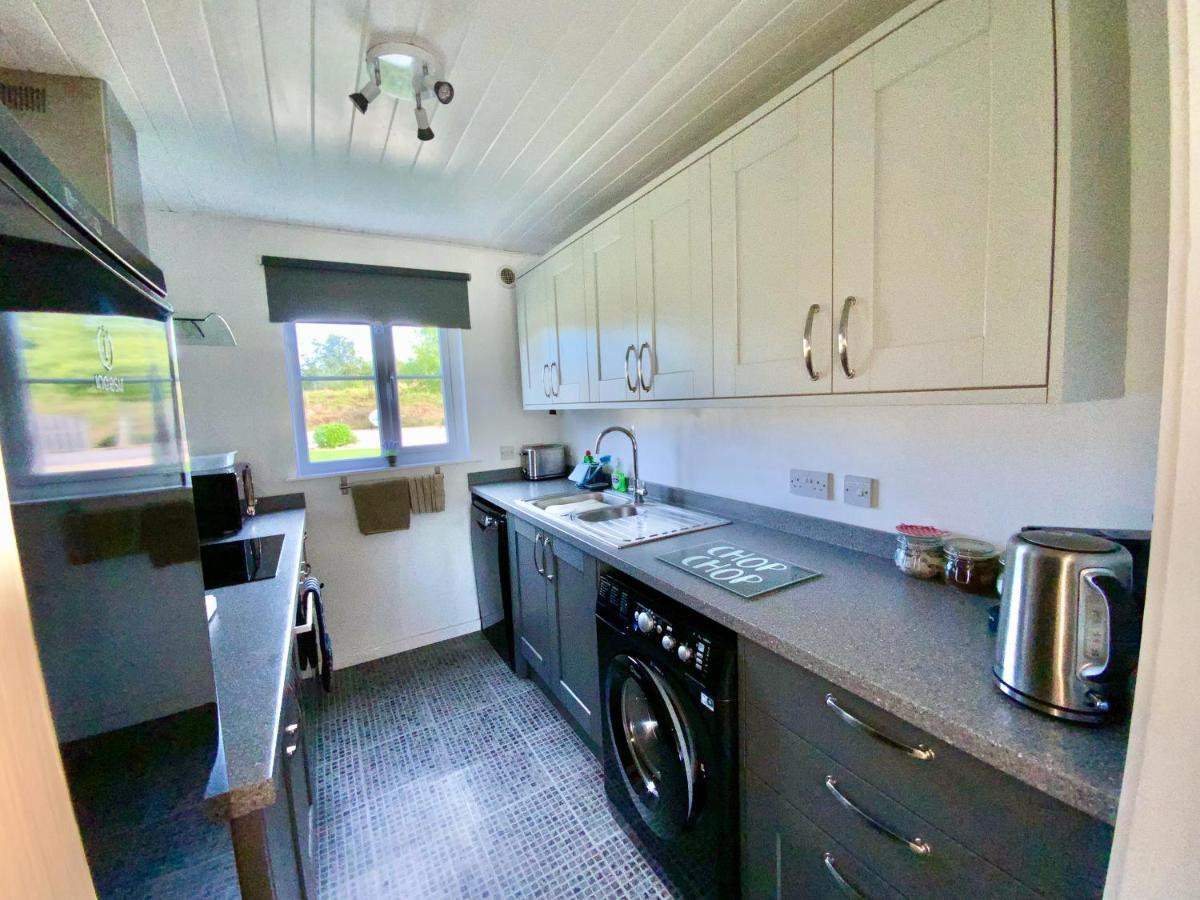 סירנססטר 'That One' Our Cotswold Lakeside Lodge מראה חיצוני תמונה