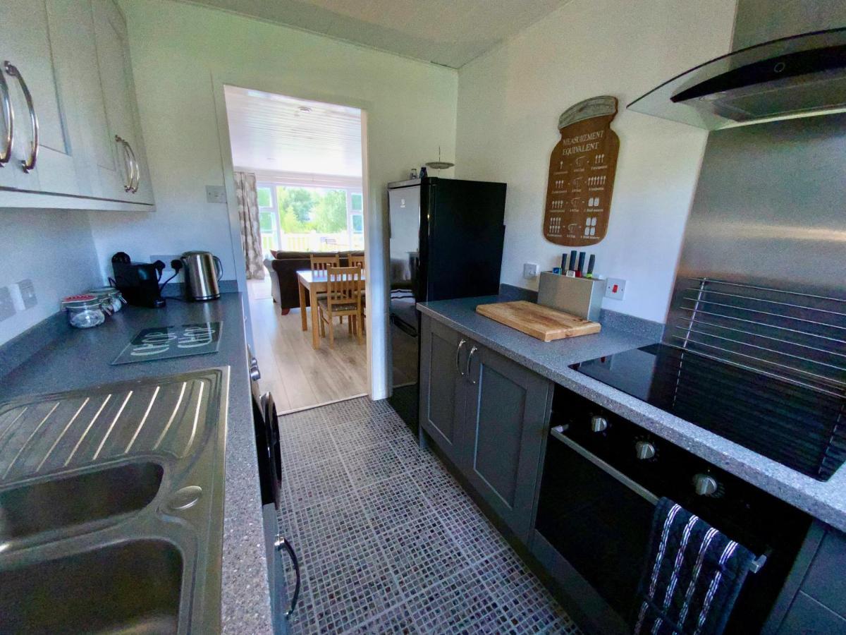 סירנססטר 'That One' Our Cotswold Lakeside Lodge מראה חיצוני תמונה