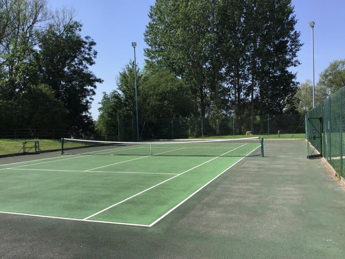 סירנססטר 'That One' Our Cotswold Lakeside Lodge מראה חיצוני תמונה