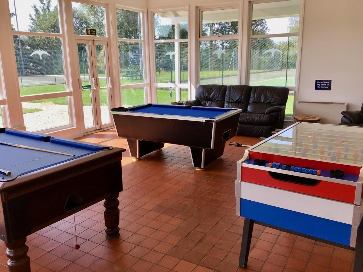 סירנססטר 'That One' Our Cotswold Lakeside Lodge מראה חיצוני תמונה