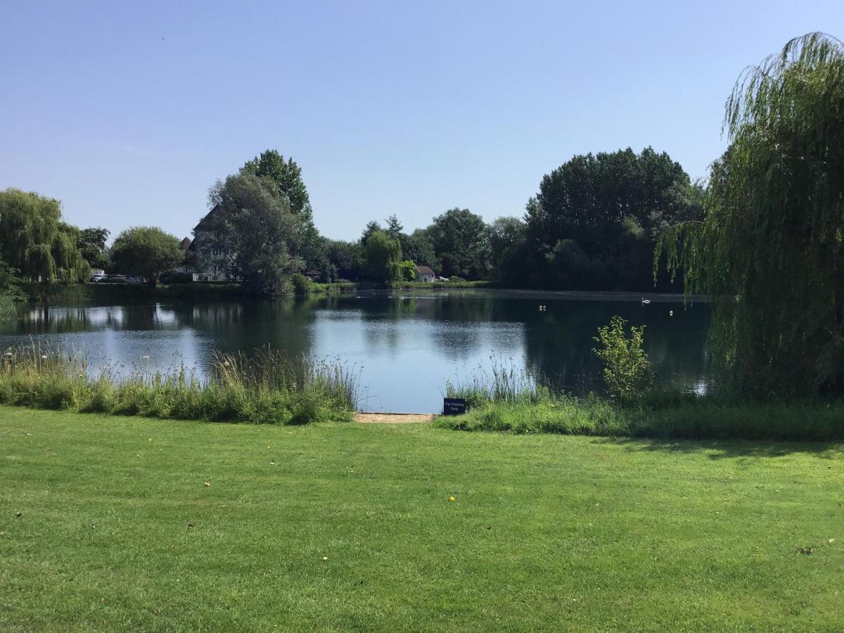 סירנססטר 'That One' Our Cotswold Lakeside Lodge מראה חיצוני תמונה