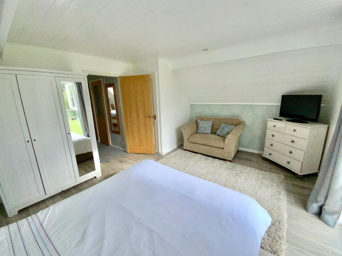 סירנססטר 'That One' Our Cotswold Lakeside Lodge מראה חיצוני תמונה