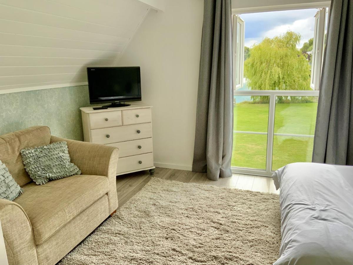 סירנססטר 'That One' Our Cotswold Lakeside Lodge מראה חיצוני תמונה