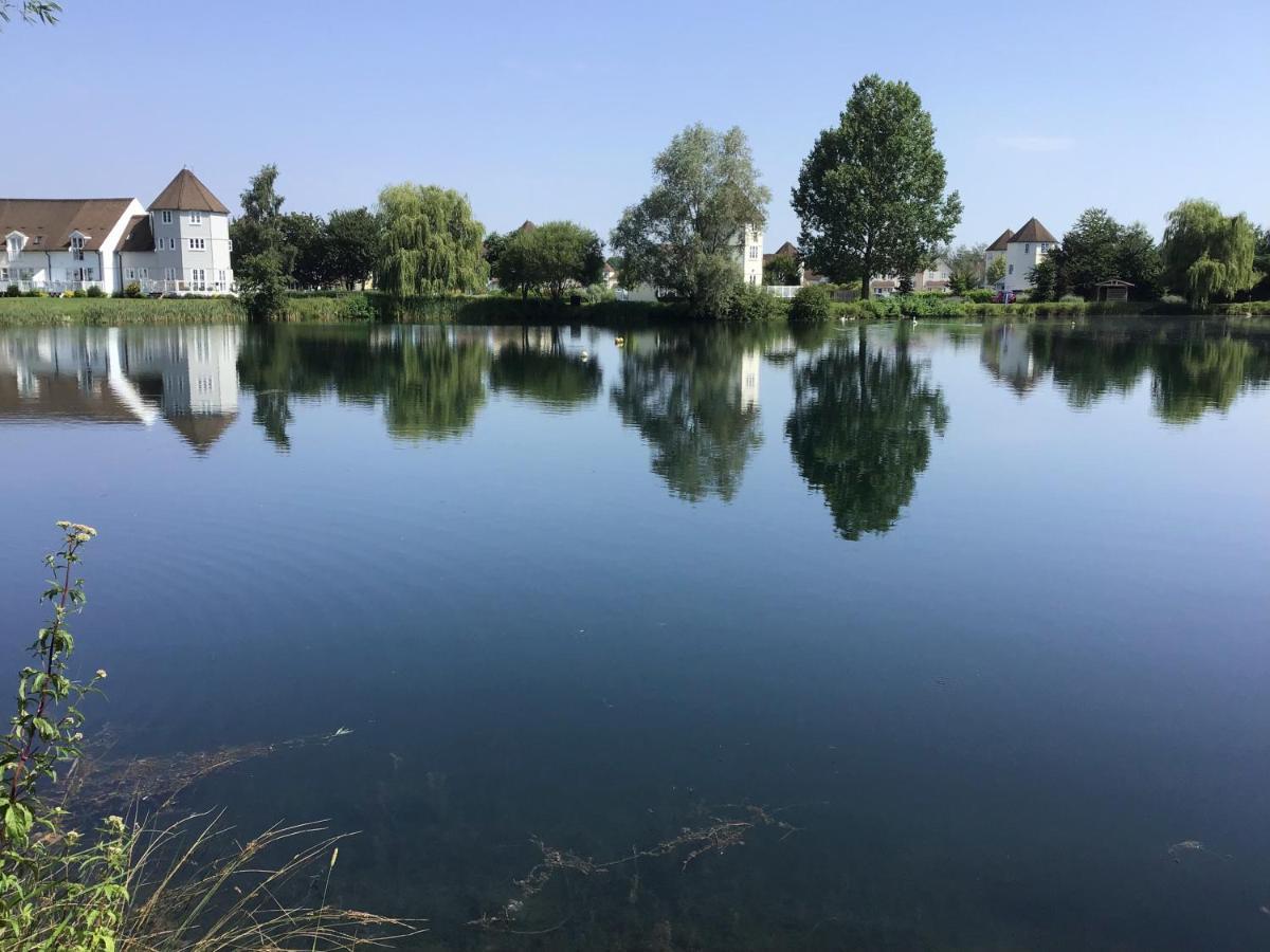 סירנססטר 'That One' Our Cotswold Lakeside Lodge מראה חיצוני תמונה