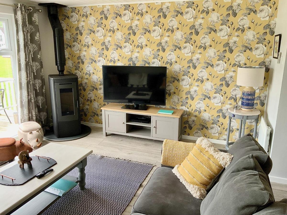 סירנססטר 'That One' Our Cotswold Lakeside Lodge מראה חיצוני תמונה