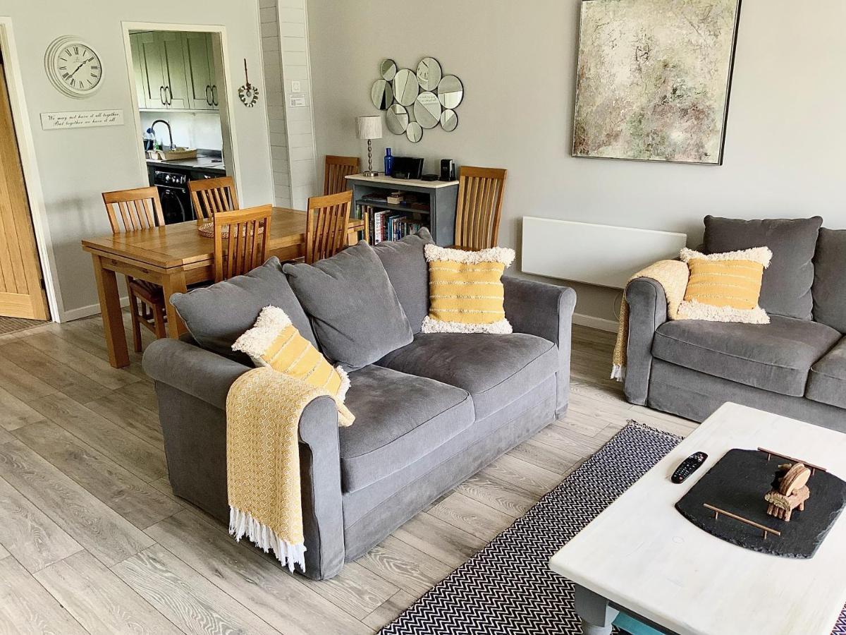 סירנססטר 'That One' Our Cotswold Lakeside Lodge מראה חיצוני תמונה